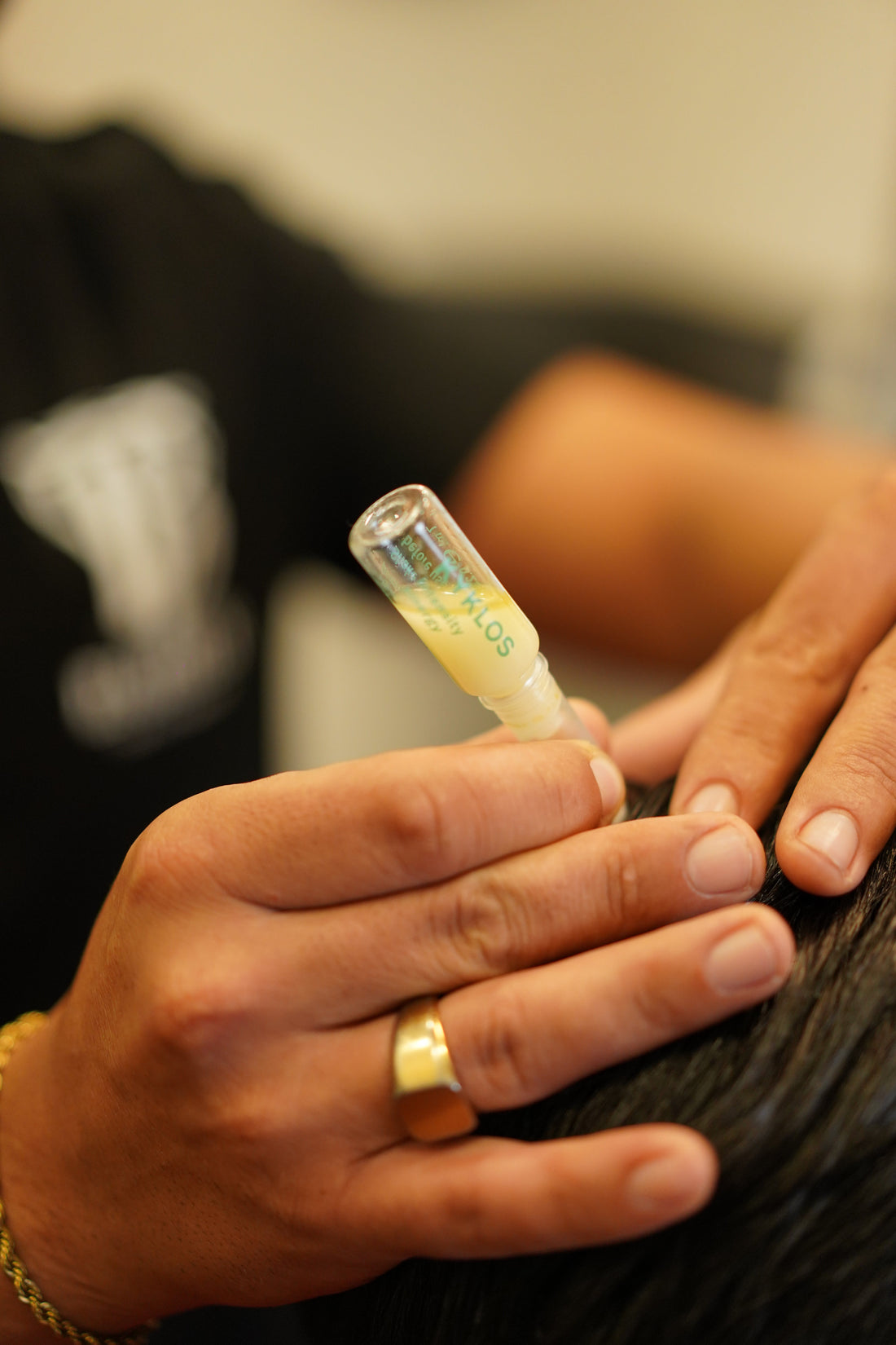 Come proteggere i capelli in estate: sole, sale e cloro possono rovinarli più di quanto pensi